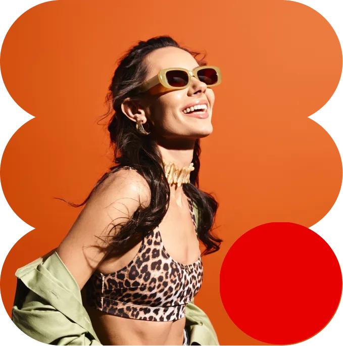 Chica gafas de sol sonriendo