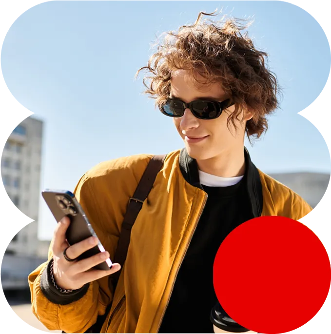 Persona mirando smartphone